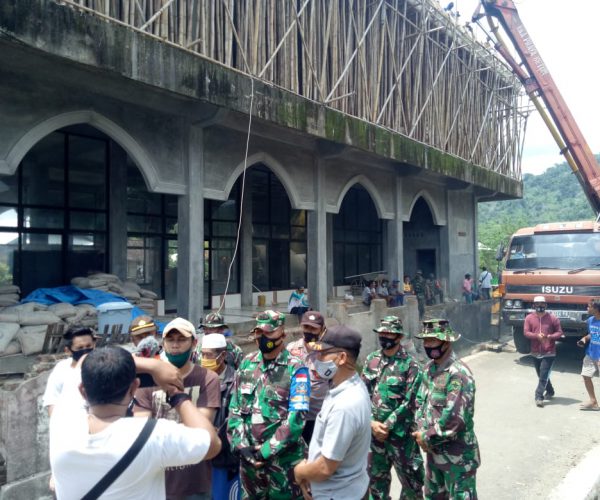 Kodim 1628/SB Gotong Royong Cor Atap Masjid Ar Rahmah Desa Tepas