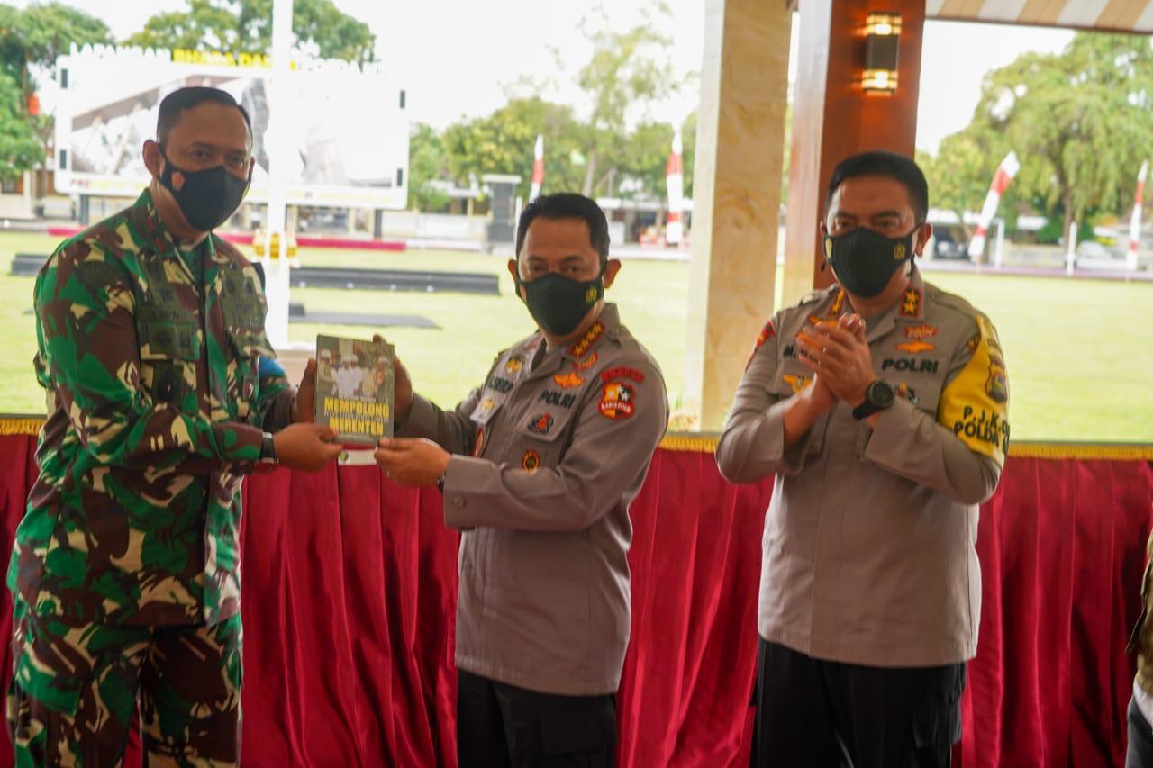 Kapolri Kunjungi Lombok, Danrem 162/WB Serahkan Buku Mempolong Merenten