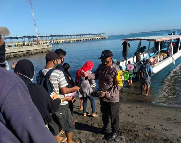 Polres Lotara Bagi Masker Di Desa Gili Indah dan Sosialisasi 5M