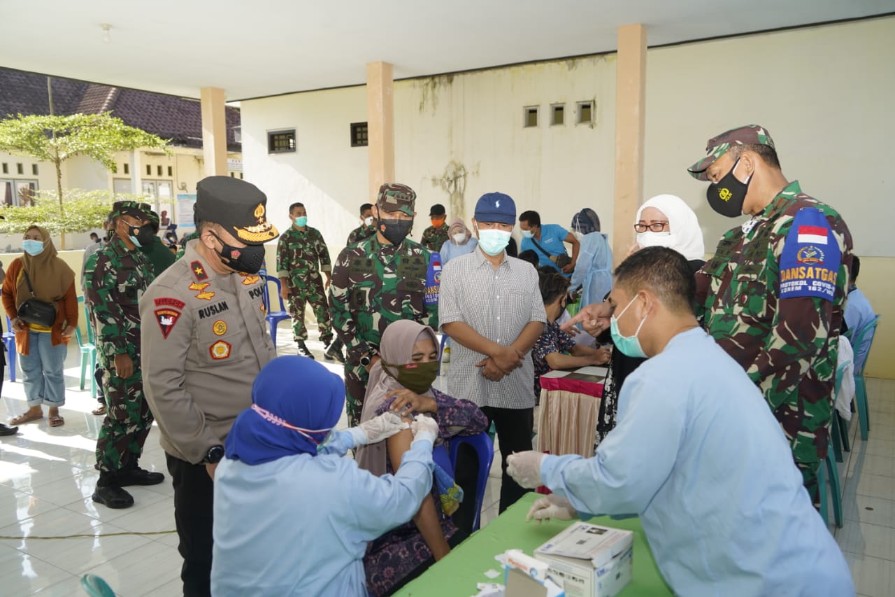 Pimpinan TNI Polri NTB Tinjau Serbuan Vaksinasi Covid-19 di Desa Golong
