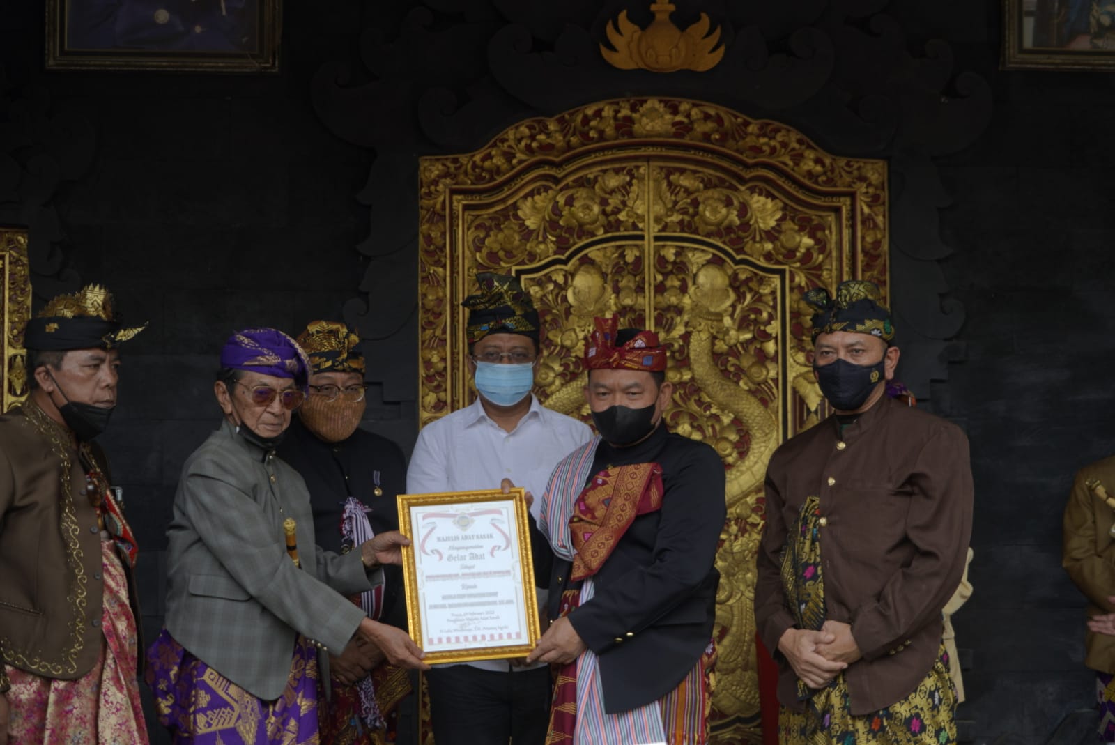 Kepala Staf TNI Angkatan Darat ( KASAD ) Jenderal TNI Dudung Abdurachman, S.E., M.M mendapatkan penganugerahan gelar adat sasak "Prawireng Jaye Bhuwane" dari Ketua Adat Sasak HL. Wiratmaja.