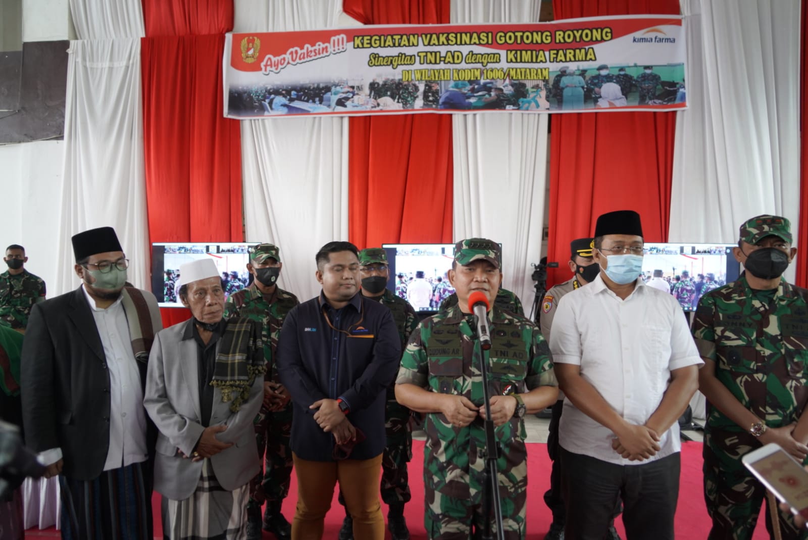 Kepala Staf Angkatan Darat (Kasad) Jenderal TNI Dudung Abdurachman beserta rombongan melaksanakan kunjungan kerja di wilayah Kabupaten Lombok Barat, Senin (21/2/2022).