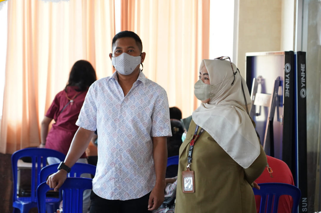 Direktur Rumah Sakit Daerah Provinsi NTB, Dokter Lalu Herman Mahaputra, M. Kes., M.H., "(dr. Jack)" melakukan Inspeksi Mendadak (Sidak) pelaksanaan Vaksinasi di Gedung Fasum lantai 2 RSUDP NTB.