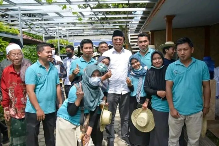 Bang Zul foto bareng para pengurus Mata Aa' Jayagoro di Dusun Gress, Desa Lendang Nangka Utara, Kec. Masbagik, Lombok Timur pada Kamis, 9 Juni 2022.
