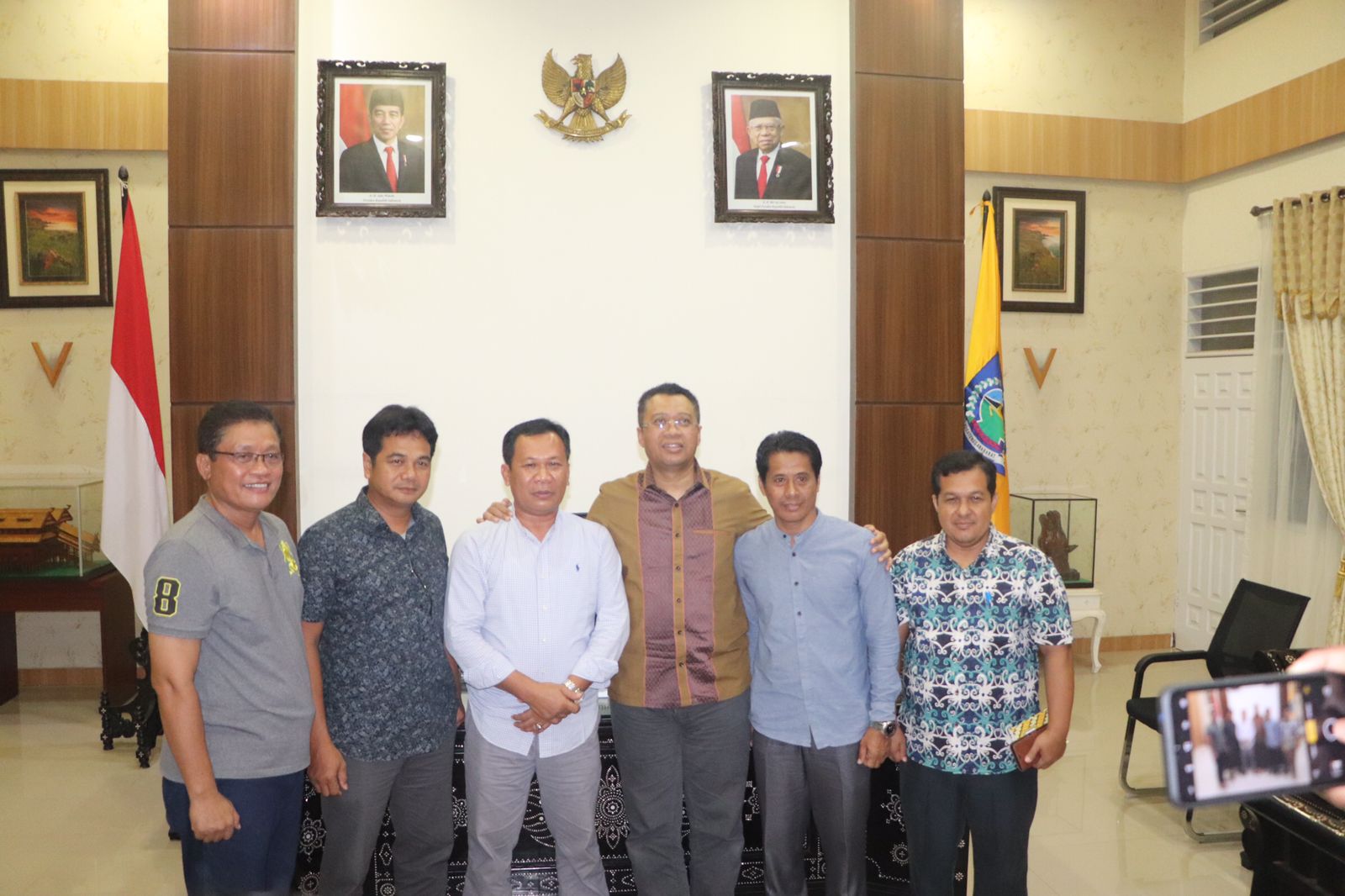 Gubernur NTB, Dr. H. Zulkieflimansyah, bertemu dengan Tokoh Masyarakat dan beberapa Kepala Perangkat Daerah Pemkab Kabupaten (Pemkab)Lombok Utara di Ruang Kerja Pendopo Gubernur pada Jumat (10/6).
