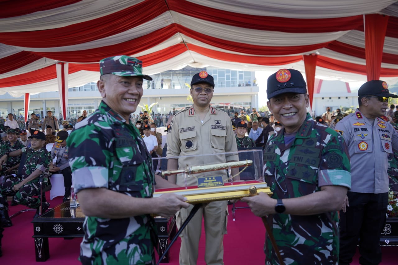 Danrem 162/WB Brigjen TNI Lalu Rudy Irham Srigede menerima Cendramata yang diserahkan oleh Danjen Akademi TNI Letjen TNI Bakti Agus Fadjari S.I.P., M.Si.,