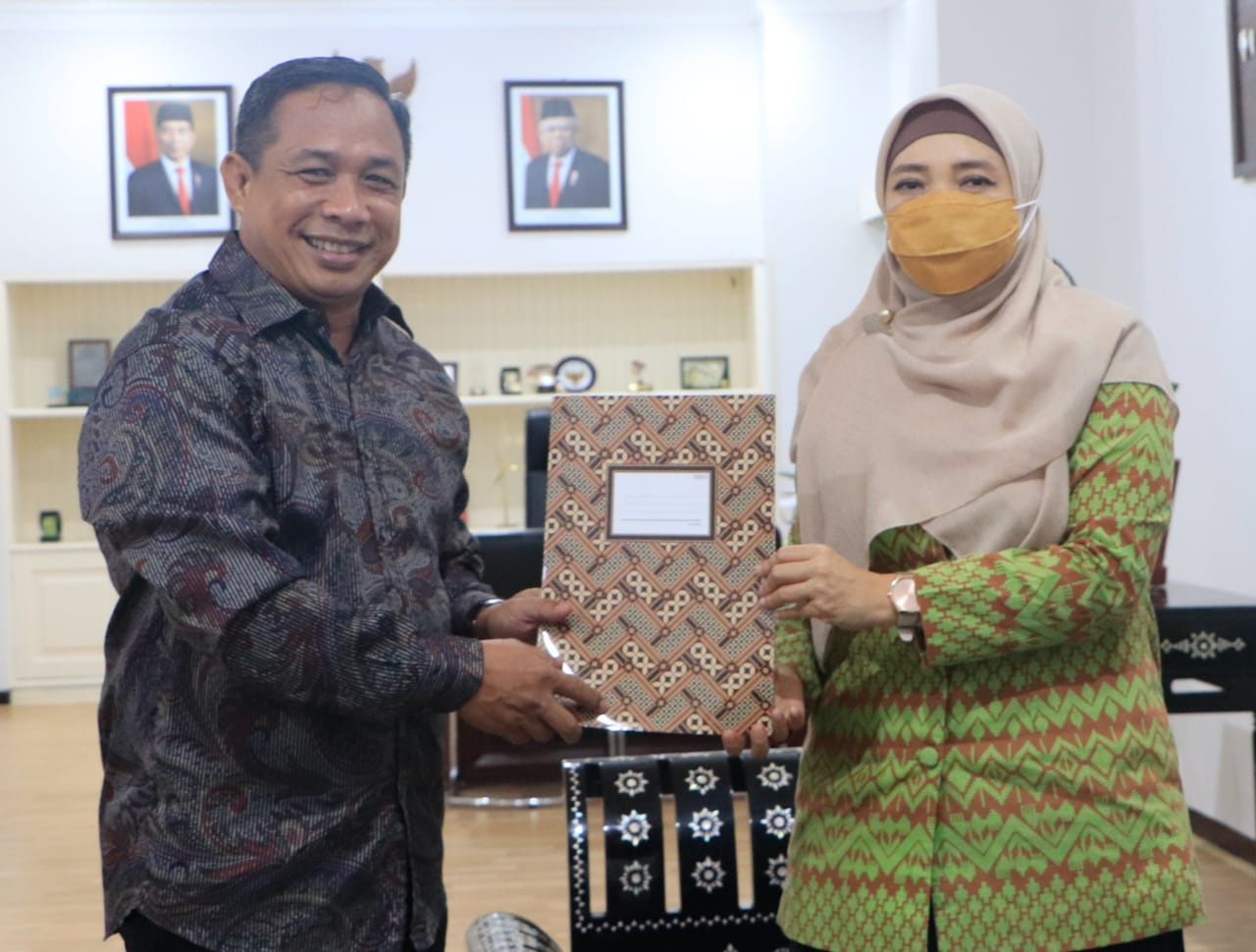 Wakil Gubernur Nusa Tenggara Barat, Dr. Hj Sitti Rohmi Djalillah MPd turun tangan dan meminta para pihak duduk bersama menyelesaikan serah terima aset Pemerintah Kota Bima dari Pemerintah kabupaten Bima.