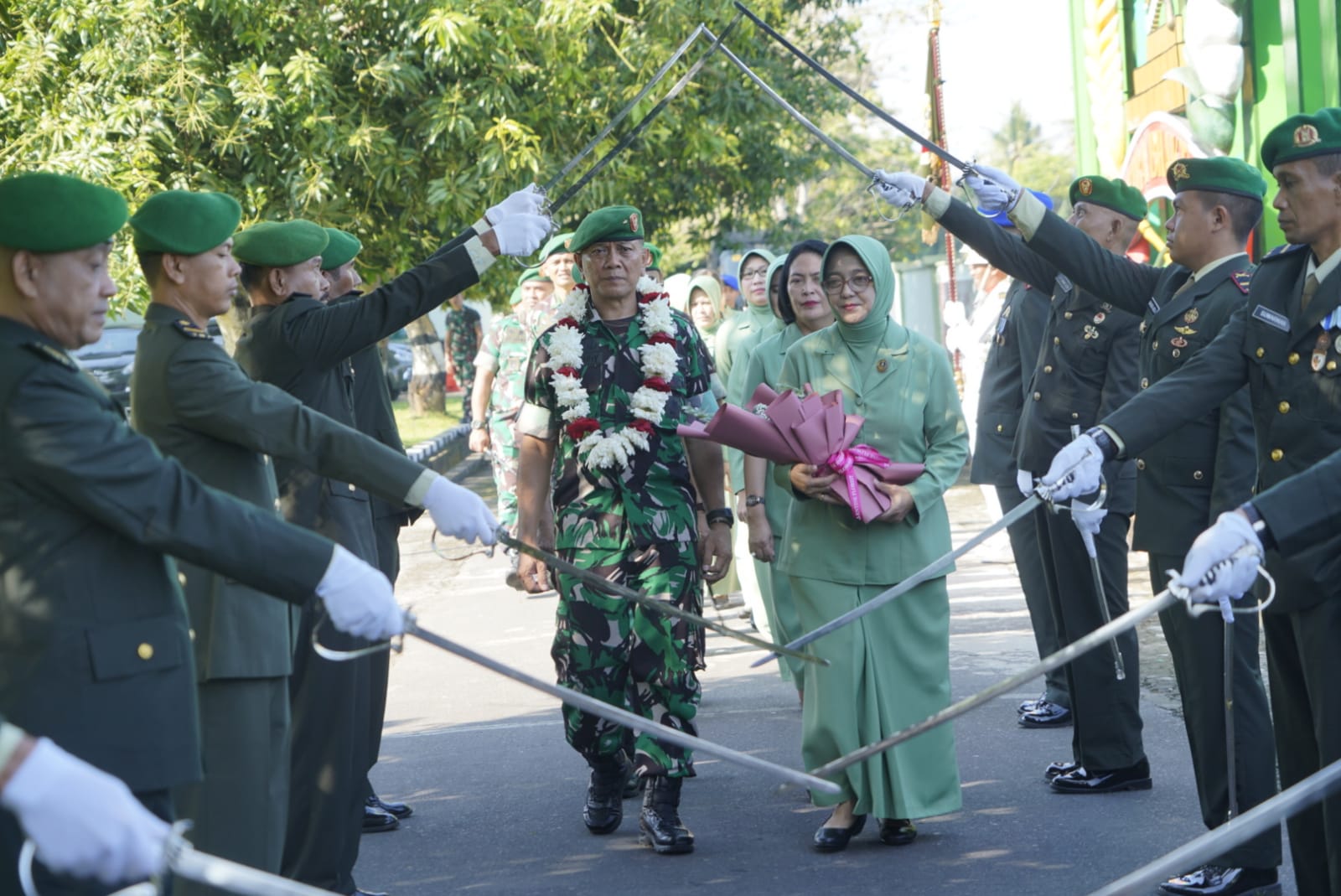 Acara pelepasan Pejabat lama dengan acara pedang pora diiringi Drumband Canka Lokananta Wira Yudha mengantar secara beriringan berjalan hingga depan gerbang Makorem yang diawali dengan pengalungan bunga kepada Brigjen TNI Lalu Rudy Irham Srigede, S.T., M.Si.