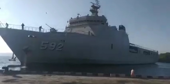 Kapal Perang Canggih Milik TNI AL, KRI Banjarmasin-592, merapat di Pelabuhan Badas Sumbawa