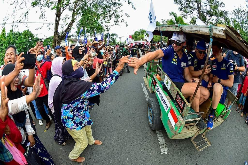 Masyarakat Sumbawa tumpah ruah dijalanan, menyaksikan konvoi dan parade para pembalap dan tim MXGP Samota 2022, menggunakan dokar.