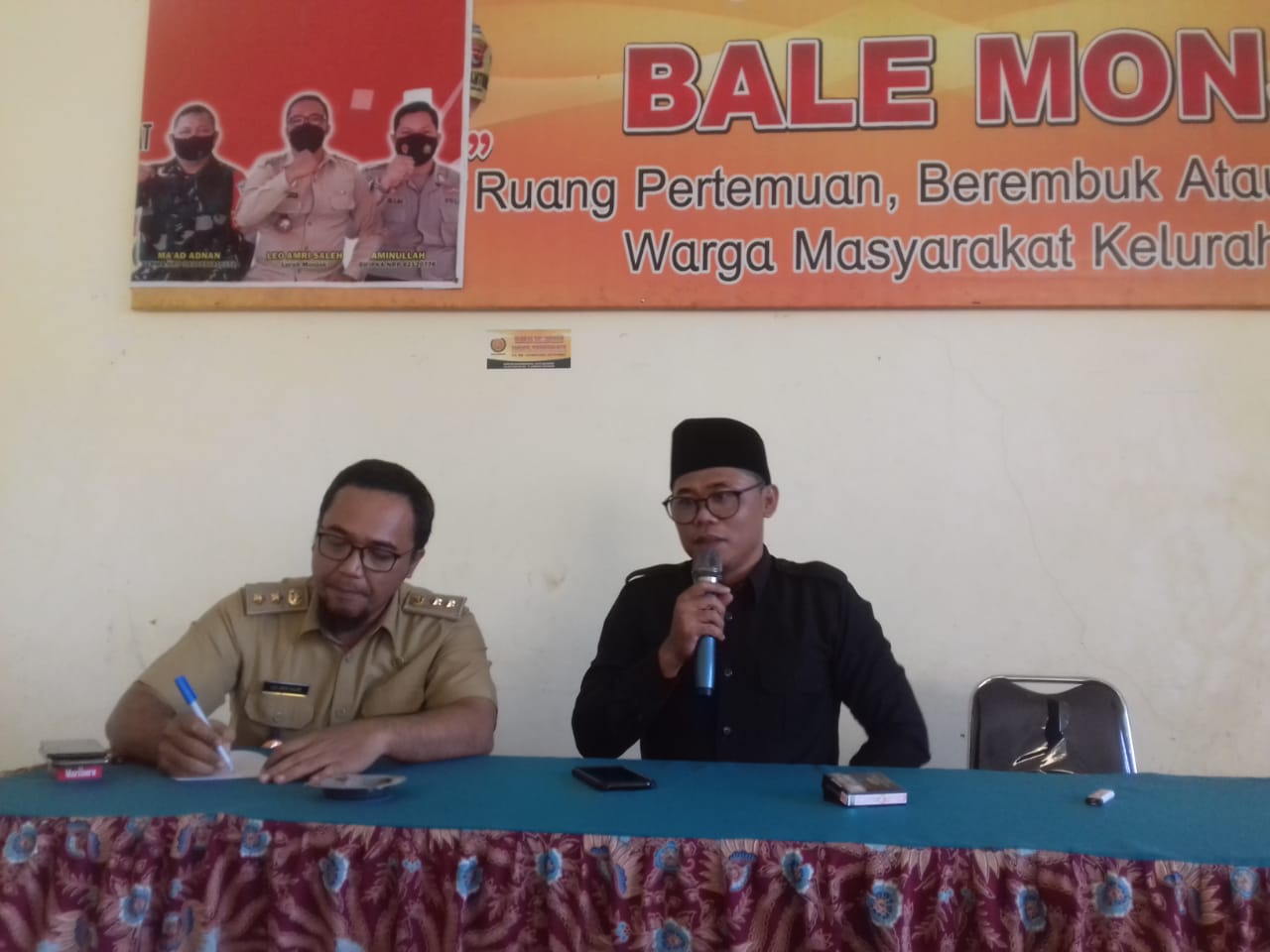 Sekretris Komisi II DPRD Kota Mataram Rino Rinaldi SH, Didampingi Lurah Monjok diaula Kelurahan Monjok Siap Kawal Adendum, Senin 27 Juni 2022.