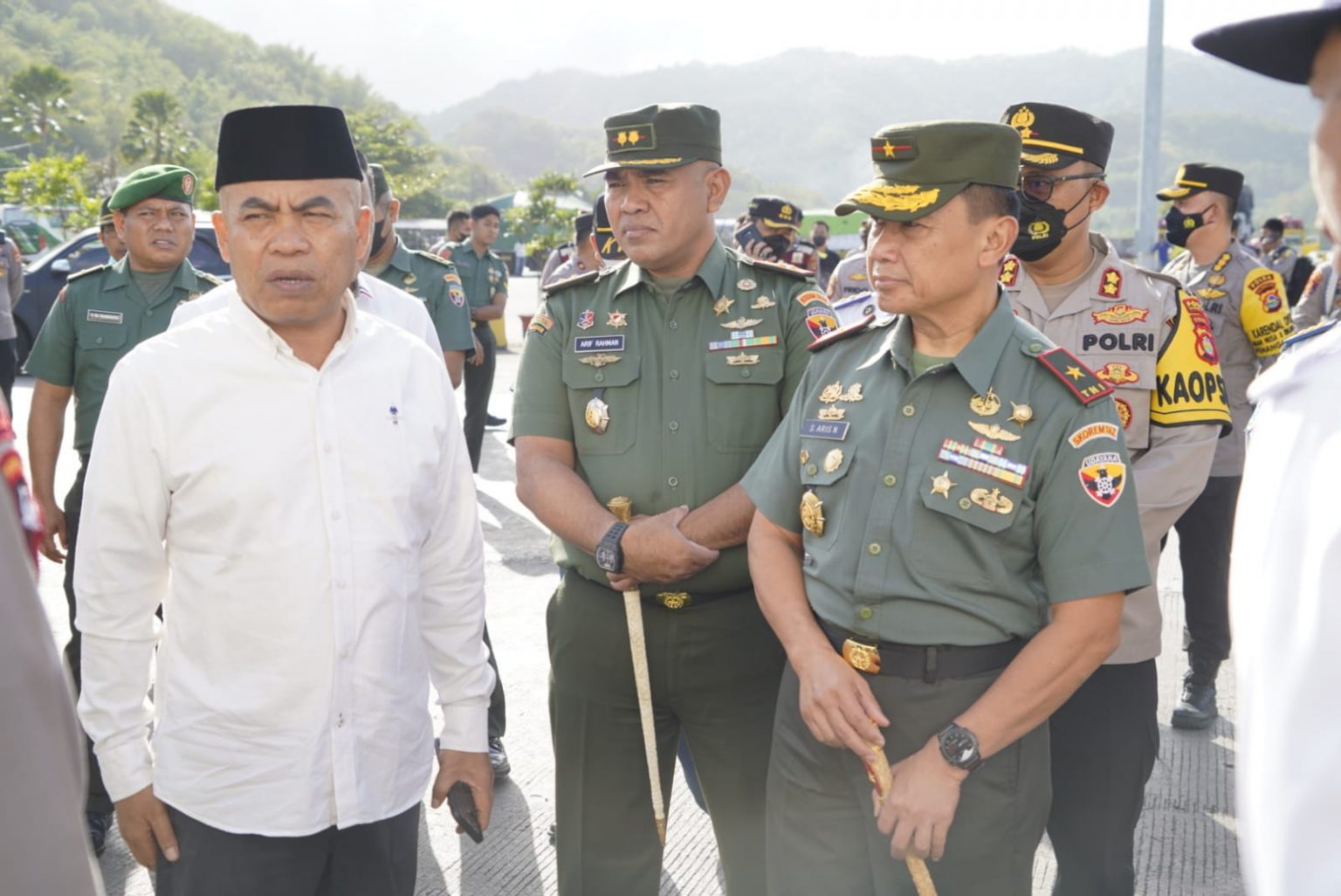 Rombongan Kunjungan ke Posko Operasi Aman Nusa II Tahun 2022 Penanganan Penyakit Mulut dan Kuku (PMK) Kawasan Pelabuhan Lembar Kab. Lobar. Kapolda NTB Irjen Pol Drs Djoko Poerwanto, Danrem 162/WB Brigjen TNI Sudarwo Aris Nurcahyo,S.Sos., M.M. Kabak Ops Polda Kombes Abu bakar, Kasiter Kasrem 162/WB Letkol Czi I Gusti Putu Dwika, Dandim 1606/Mataram Letkol Arh Arif Rahman S.Sos., M.M. . Kapolres Lobar Akbp Wirasto adi Nugroho, Kadis Pertanian Lobar H.Lalu Winengan. Kepala Karantina Drh Arinaung MSI. Kepala ASDP A. Rahim.