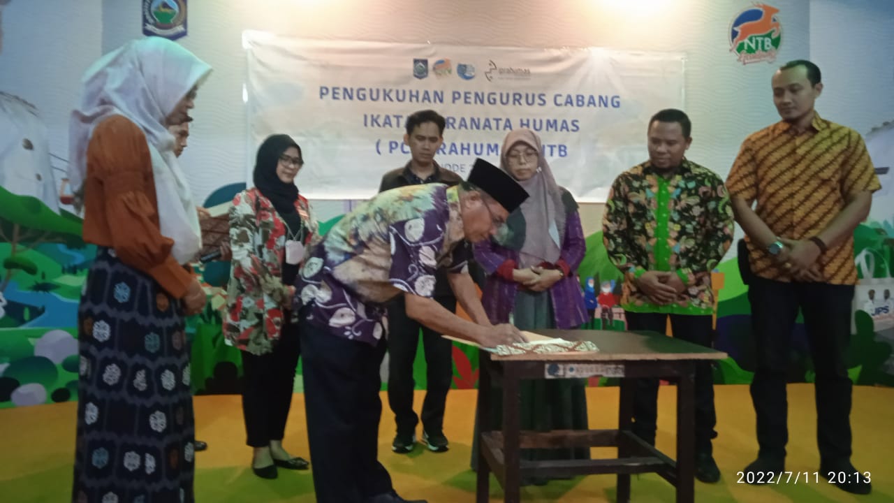 Ikatan Pranata Humas (IPRAHUMAS) Indonesia mengukuhkan Pengurus Cabang Nusa Tenggara Barat di Aula Dinas Komunikasi Informatika dan Statistik NTB, jalan Udayana, Mataram, Senin (11/07).