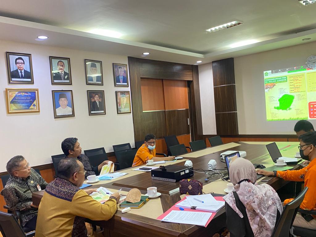 Rapat membahas perkembangan penanganan PMK yang dipimpin kepala BNPB, Kamis (14/7/2022) di Mataram.