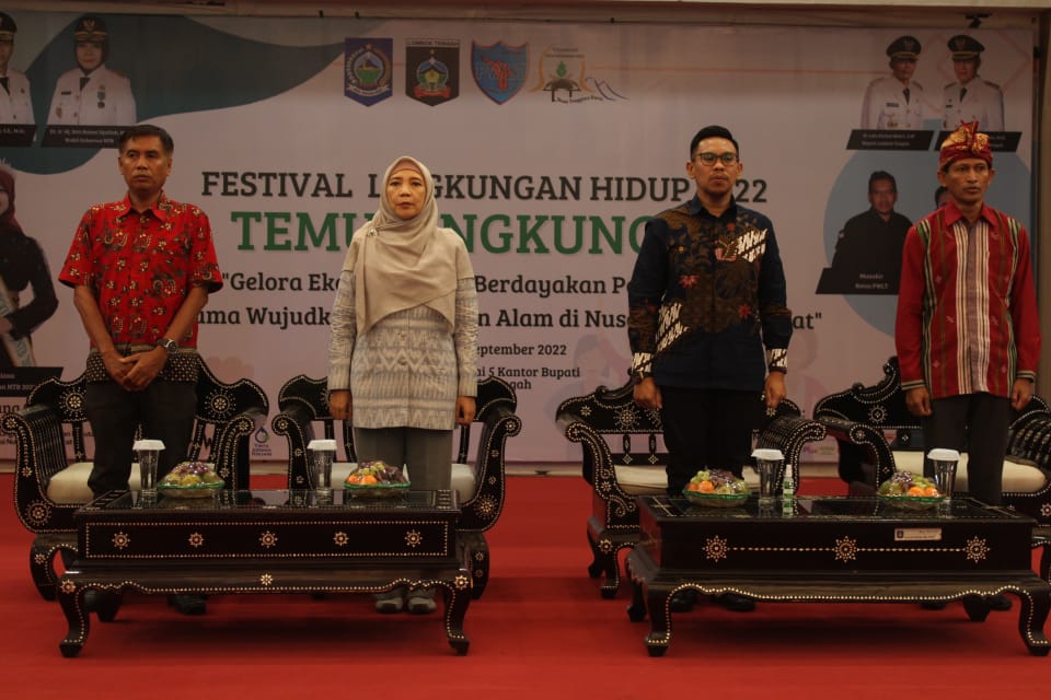 Wagub NTB Dr. Hj. Rohmi Djaliah, M. Sc saat memberikan sambutan pada acara Festival Lingkungan Hidup 2022 bertajuk "Temu Lingkungan Gelora Ekofeminisme Berdayakan Perempuan, Bersama Wujudkan Kelestraian Alam di Nusa Tenggara Barat “ di Ballroom Kantor Bupati Lombok tengah, Sabtu (24/9).