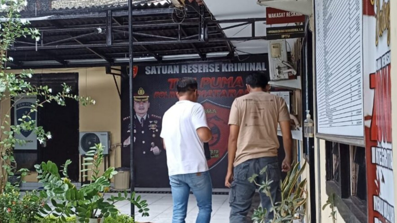 Saksi dari Disdag Kota Mataram (kanan) saat masuk ke ruangan penyidik Polresta Mataram.