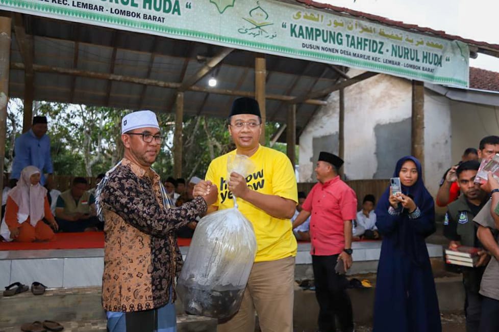 Gubernur Nusa Tenggara Barat Dr H Zulkieflimansyah, SE MSc, Menyerahkan secara simbolis bantuan kepada Kepala Desa Mareje, H Muhsin, Sabtu (08/10).