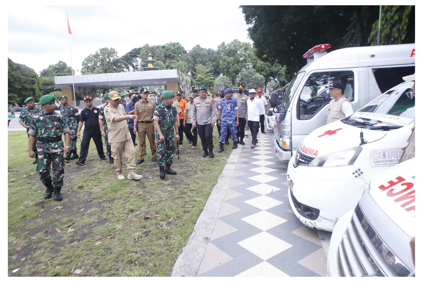 Kolonel Inf Sudarwo Aris Nurcahyo, Danrem 162/Wira Bhakti, bersama Jajaran Forkopimda NTB melakukan pemeriksan kesiapan Siaga Satgas Bencana Alam NTB di Lapangan Sangkareang Kota Mataram, Senin 17 Oktober 2022.