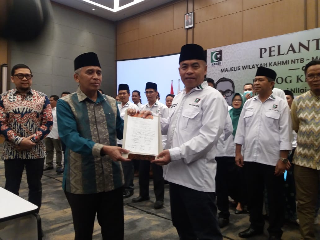 Ketua MW KAHMI NTB yang baru, Ir. HK. Lalu Winengan, MM, MD, usai dilantik dan serah terima berita cara dengan Haji Didik Sumardi di Prime Park Hotel Mataram Lombok, Kamis 10 November 2022.
