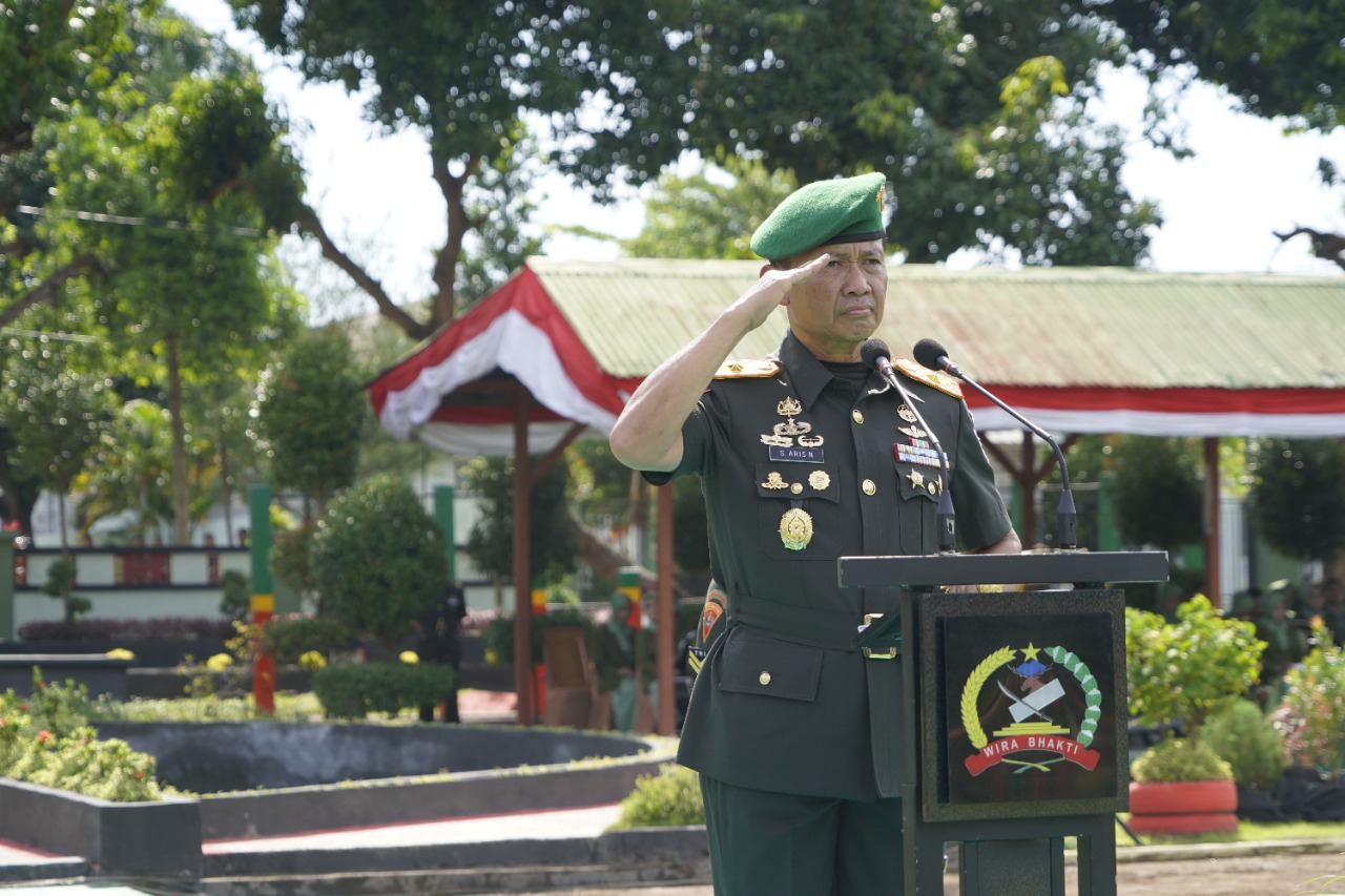 Komandan Korem 162/Wira Bhakti Brigjen TNI Sudarwo Aris Nurcahyo, S.Sos., M.M. memimpin upacara serah terima jabatan (sertijab)