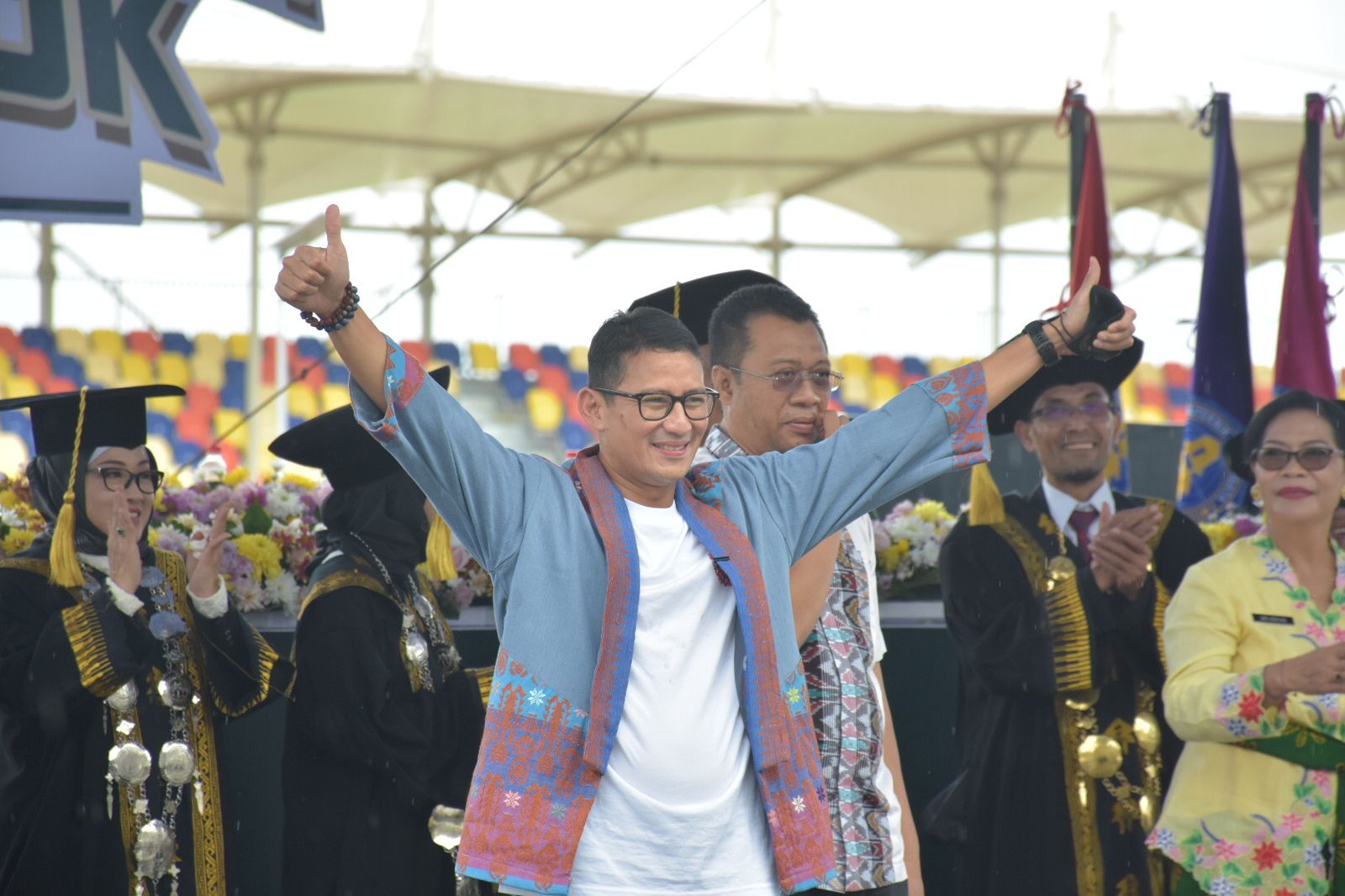 Gubernur NTB, Dr. H. Zulkieflimansyah, M.Sc mendampingi Menteri Perekonomian dan Ekonomi Kreatif, Sandiaga Salahudin Uno untuk menghadiri acara Wisuda Politeknik Pariwisata Lombok tahun 2022, Jumat (18/11).