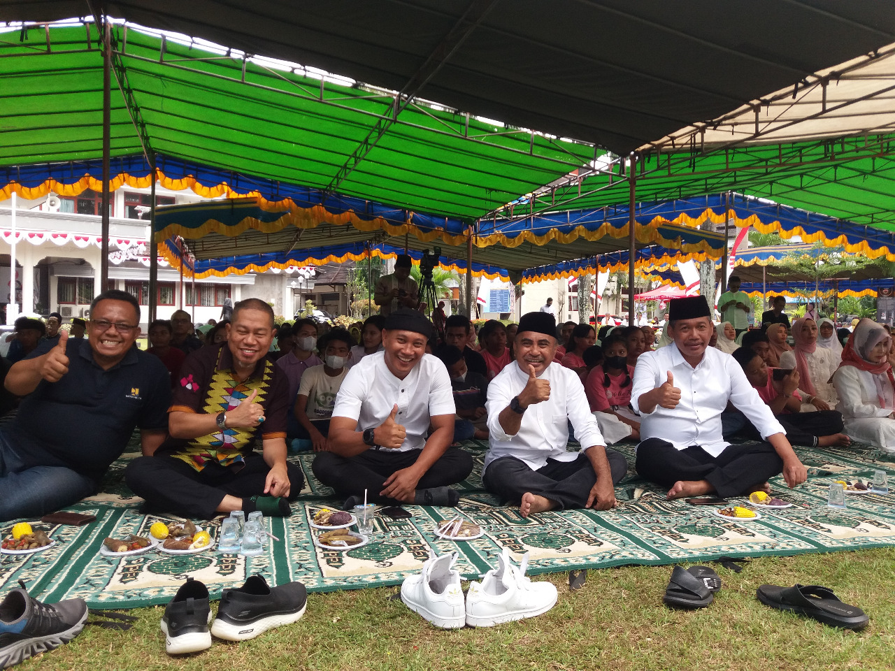 Direktur RSUD Provinsi NTB, dr. H. Lalu Herman Mahaputra, M.Kes., MH., bersama Kepala Dinas PUPR NTB Ir. H. Ridwan Syah, M. SC, dan undangan lain dalam acara Hari Bhakti PUPR Berbagi dan Ceramah kemanusiaan yang dilanjutkan dengan konser Band DEBU