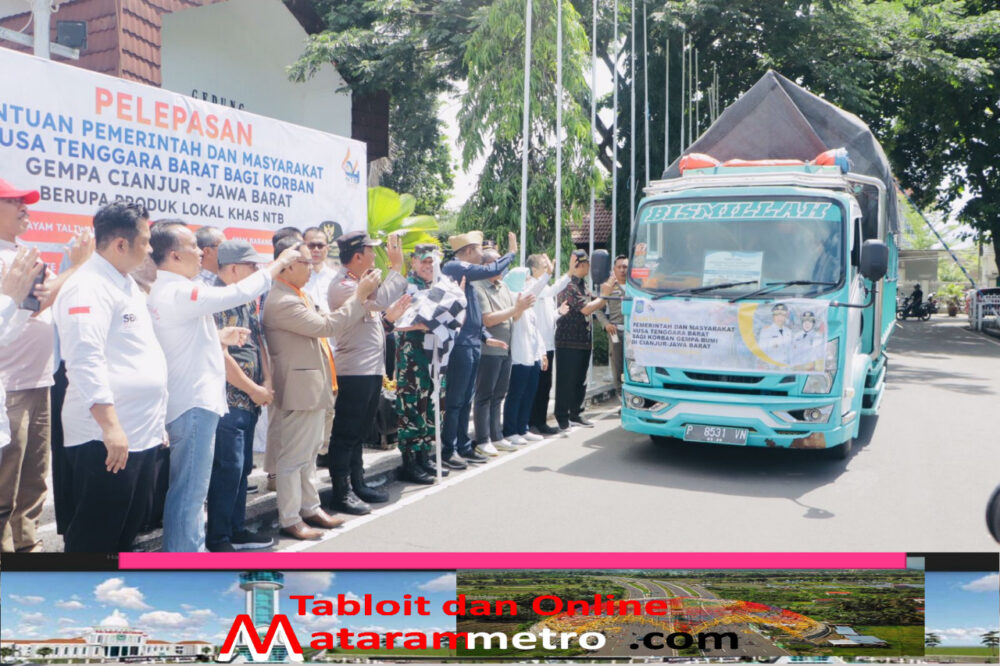 Gubernur NTB, Dr. H. Zulkifliemansyah, S.E, M.Sc saat melepas bantuan untuk korban gempa di Cianjur-Jawab Barat di Kantor Gubernur NTB, Sabtu, (3/12)