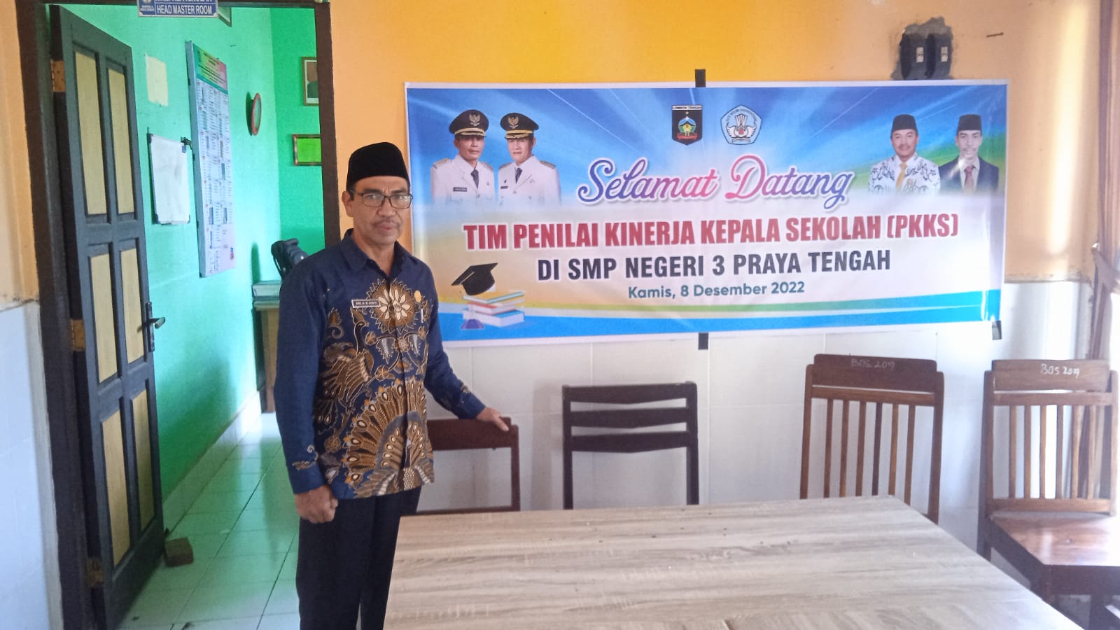 Drs.H.M Syapii. Selamat Datang TPKKS Di SMPN 3 Praya Tengah.