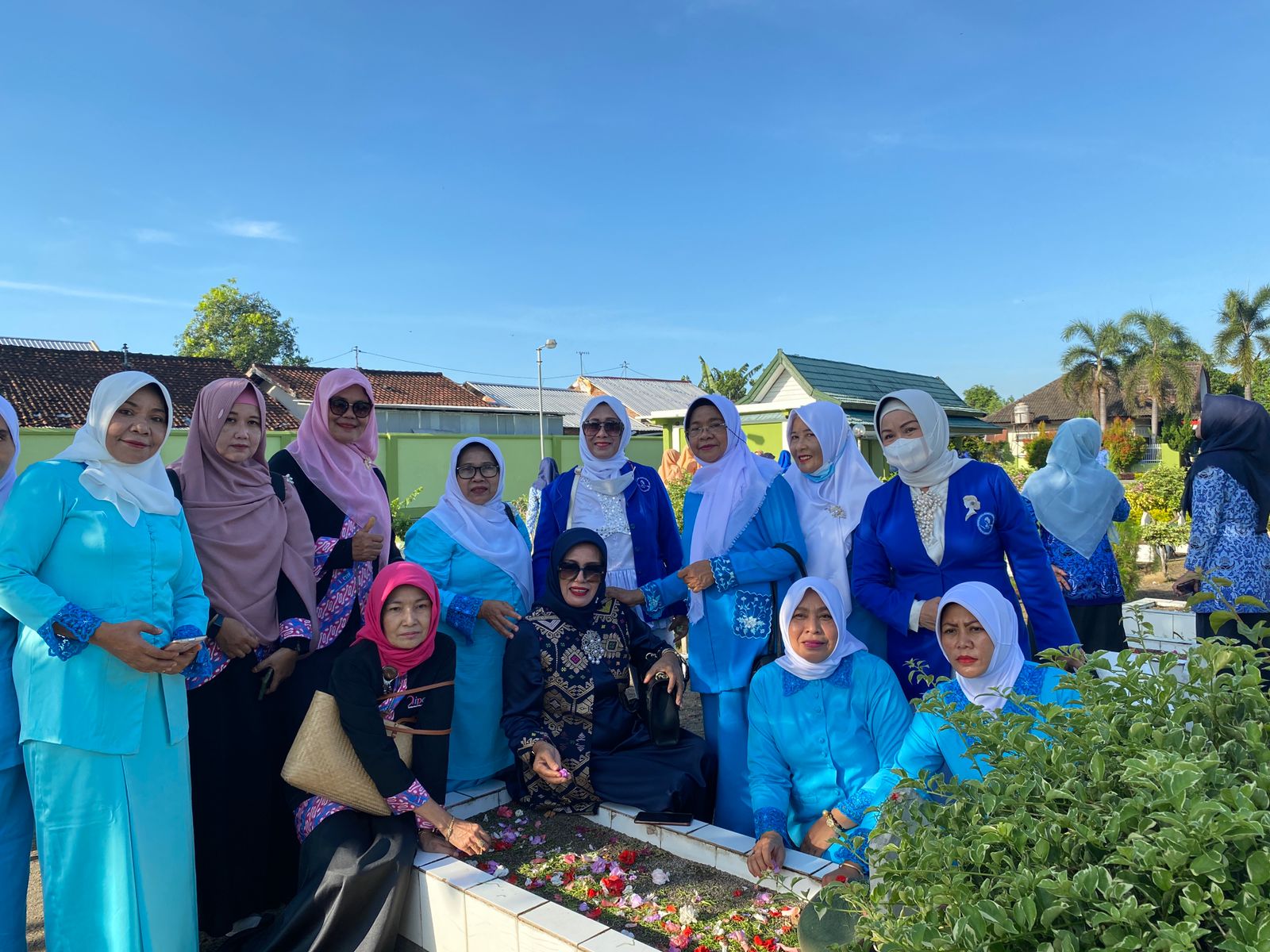 Peringati Hari Ibu, TP-PKK, DP3AP2KB, Dharma Wanita NTB Ziarah Makam Pahlawan