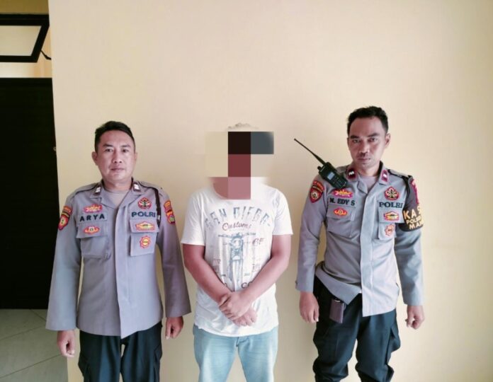 Polisi Borgol Warga KEK Mandalika Curi Motor Pria warga kawasan KEK Mandalika, inisial HM, 25 tahun yang beralamat di Desa Kuta, Kecamatan Pujut Kabupaten Lombok Tengah diborgol Unit Reskrim Polsek