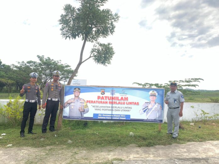 Ratusan Spanduk Tertib Lantas Berjejer Di Baypass Loteng Ratusan Spanduk Tertib Lantas Berjejer Di Baypass Loteng