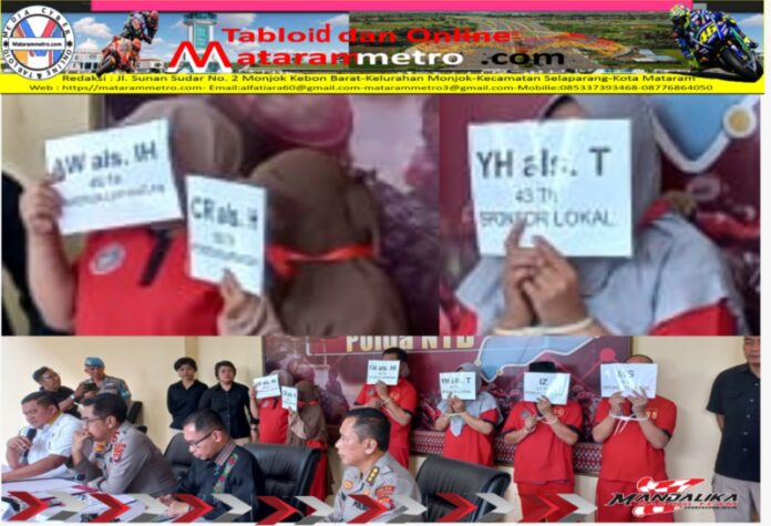 Terlihat Sholehah 3 Wanita dari Enam Terduga Kasus TPPO Dibui Polda NTB Terlihat Sholehah 3 Wanita dari Enam Terduga Kasus TPPO Dibui Polda NTB