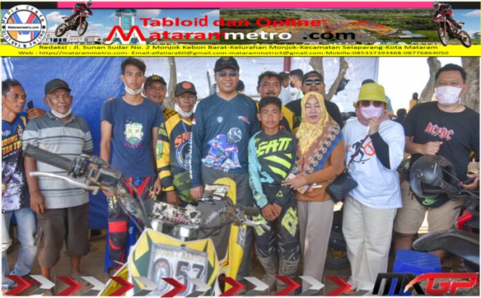 Grass Track Dimulai, Gubernur Nobar Dengan Masyarakat Grass Track Dimulai, Gubernur Nobar Dengan Masyarakat