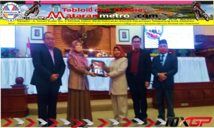 LKPJ Gubernur Diputuskan DPRD NTB Dalam Paripurna Diterima Wagub Ketua DPRD NTB Hj Baiq Isvie Rupaeda didampingi Pimpinan DPRD NTB Nauvar Furqon Farinduan dan H.Muzihir menyerahkan Keputusan DPRD NTB terhadap LKPJ Gubernur NTB Tahun 2022 kepada Wakil Gubernur NTB Dr Hj. Sitti Rohmi Djalillah yang didampingi Sekda NTB H. Lalu Gita Ariadi.