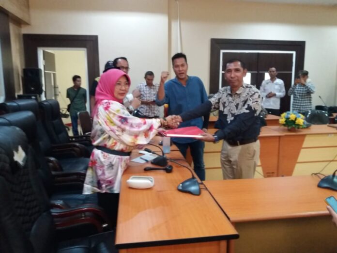 DPRD NTB Terima Surat Usulan Ratusan Ormas Dan Ulama Untuk PJ Gubernur Ketua DPRD Provinsi NTB Hj. Baiq Isvie Rupaeda, S.H., M.H. didampingi Wakil Ketua DPRD NTB Drs. H. Muzihir, Ketua Fraksi PAN DPRD NTB H. Hasbullah Muis dan Sekwan NTB Drs. H. Surya Bahari, MMPd. Menerima berkas dokumen Surat Aspirasi Usulan Ratusan Ormas Dan Ulama Untuk PJ Gubernur NTB 2023 2025 diruang Pleno DPRD NTB Kamis 25 Mei 2023.