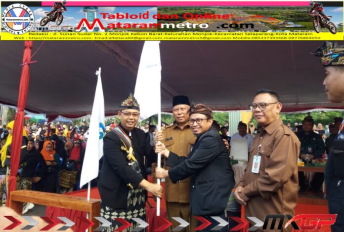 30 Ribu Orang Ramaikan Pembukaan LKS SMK/SLB dan OSN di Lotim Penyerahan Pataka LKS 2023 secara simbolis Oleh Kepala Dinas Dikbud NTB Dr. H. Aidy Furqan, S.Pd.,M.Pd., Kepada Bupati Lombok Timur Kolonel Caj (Purn) Drs. H. M. Sukiman Azmy, M.M, dan Kepala Dinas Pendidikan dan Kebudayaan Kabupaten Lombok Timur, Izzudin. SPd, sebagai rangkaian pembukaan Pembukaan LKS SMK/SLB dan OSN di Lotim, (property Matarammetro.com)