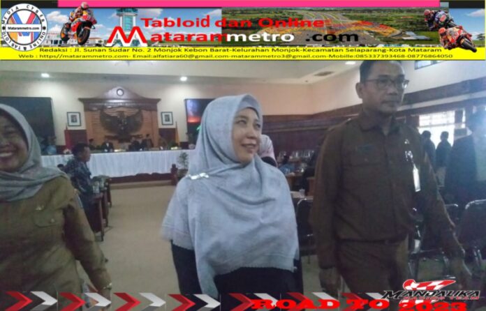 Paripurna DPRD NTB, Tentang Konversi PT. Bank NTB Menjadi PT. Bank NTB Syariah Wakil Gubernur NTB Dr. Hj. Sitti Rohmi Djalillah, M.Pd., didampingi Subkoordinanor Humas, Protokol, dan Perjalanan DPRD NTB Lalu Juan Hilary, S.E., saat keluar ruang Paripurna DPRD NTB, Senin 24 Juli 2023