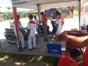 Kegiatan Service ringan Sepeda Motor  gratis Meriahnya HUT SMKN 1 Jonggat ke-8 Dalam Semaraknya HUT RI ke-78