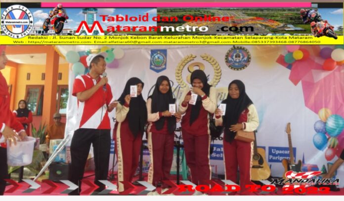 Meriahnya HUT SMKN 1 Jonggat ke-8 Dalam Semaraknya HUT RI ke-78 Kepala SMKN 1 Jonggat H.Ruju Rahmad S.Pd., M.T., berikan hadiah penghargaan khusus kepada 4 orang siswanya karena dapat memberikan tauladan taat TATIB LANTAS dalam HUT SMKN 1 Jonggat ke 8 dan HUT RI ke 78 tahun 2023