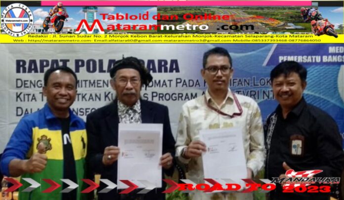 Kadis Kominfotik NTB Apresiasi KS TVRI Bangkitkan Adat Kearifan Lokal Sasambo Kepala Dinas Kominfotik NTB, Dr. Najamuddin Amy mengapresiasi Kepala Stasiun TVRI NTB membuat 'meja kerja' yang berbeda yaitu meja kerja dengan kearifan lokal