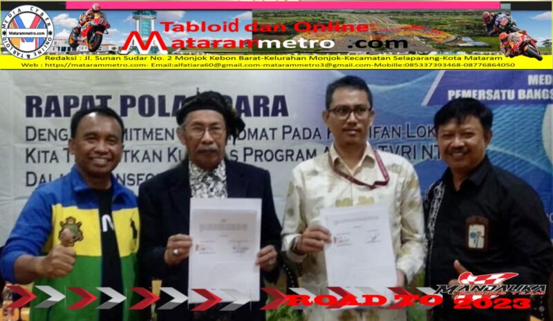 Kepala Dinas Kominfotik NTB, Dr. Najamuddin Amy mengapresiasi Kepala Stasiun TVRI NTB membuat 'meja kerja' yang berbeda yaitu meja kerja dengan kearifan lokal