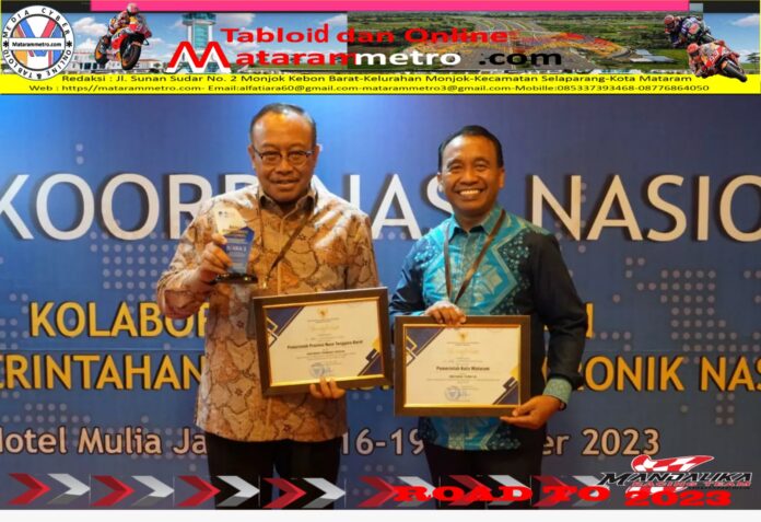 Kadis Kominfotik NTB : Ini alasan utama Pemprov NTB Raih Penghargaan PSE Pemerintah Pusat Pj Gubernur NTB Drs. H. Lalu Gita Ariadi, M.Si. dan Kadis Kominfotik NTB, Dr. Najamuddin Amy. S. Sos., M. M., Saat menerima penghargaan sebagai Instansi teraktif dalam Pendaftaran Sistem Elektronik Lingkup Publik tingkat Provinsi se-Indonesia