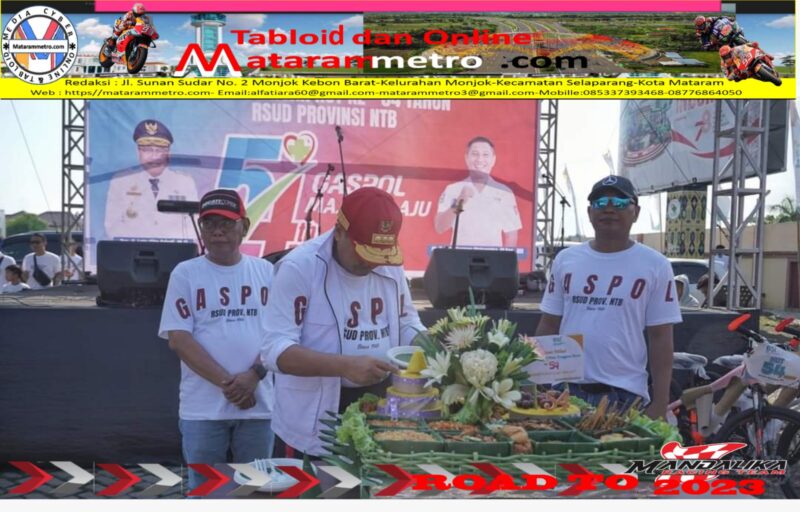 Pemotongan Tumpeng HUT RSUD NTB ke-54 secara simbolis oleh Penjabat Gubernur NTB Drs. H. Lalu Gita Ariadi, M.Si ., didampingi Penjabat Sekretaris Daerah Provinsi NTB, Drs. H. Fathurrahman, M.Si., dan Direktur RSUD NTB dr. H. Lalu Herman Mahaputra, M.Kes., MH., Minggu, 5 November 2023.