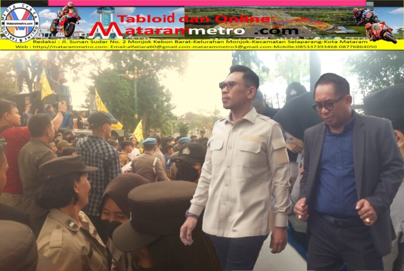 Nauvar Furqony Farinduan, S.H., MBA wakil ketua 1 DPRD NTB yang didampingi Ketua Komisi IV Bidang Infrastruktur dan Lingkungan Hidup H. Achmad Puaddi FT., S.E., didampingi Sekretaris Komisi IV Sudirsah Sujanto, S.Pd.B., S.Ip., beserta sejumlah staf Setwan NTB menerima masa aksi PMII