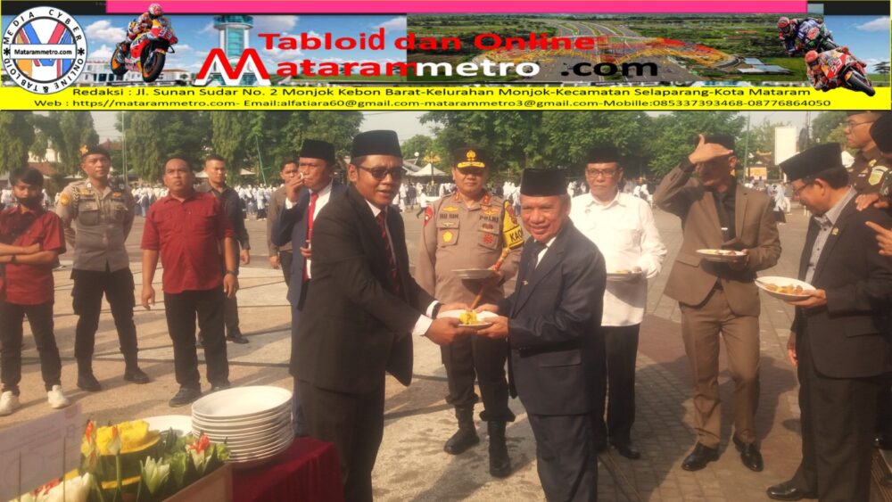 Wakil Ketua II DPRD NTB Drs. H. Muzihir, menerima potongan nasi tumpeng Dalam momentum peringatan Hari Bhakti Kemenag ke 78 tahun 2024