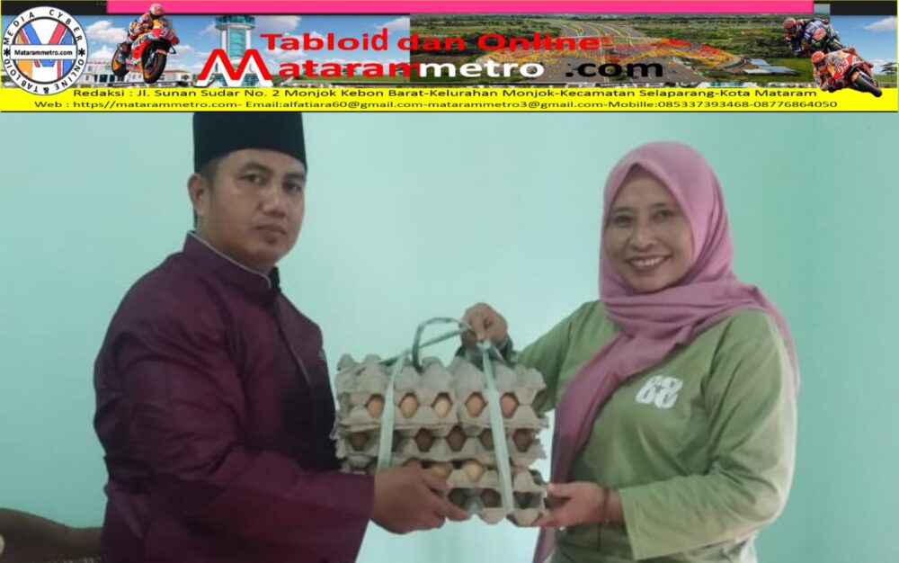 Kepala DP3AP2KB Provinsi NTB, Dra. Nunung Triningsih, MM secara simbolis menyerahkan bantuan telur kepada masyarakat yang diterima oleh Kepala Desa Kalijaga Tengah. program Jumat Salam di Desa Kalijaga Tengah, Kecamatan Aikmel, Kabupaten Lombok Timur, Jumat (2/2/2024).