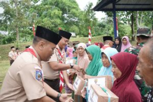 penyerahan bantuan sembako kepada warga kurang mampu, penanaman bibit pohon,