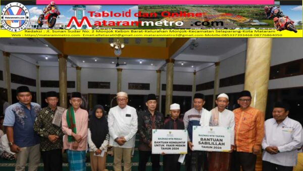 Miq Gita menyerahkan sejumlah bantuan kepada Takmir Masjid, anak yatim piatu serta masyarakat yang kurang mampu