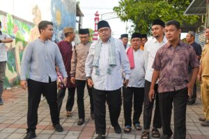 Hadir pula Wali Kota Mataram, H. Mohan Roliskana bersama Camat Selaparang Mulya Hidayat, S.S.T.P., mendampingi Miq Gita pada Safari Ramadhan di Kota Mataram