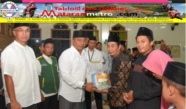 Penjabat Gubernur NTB diwakili Pj Sekda Ibnu Salim, M.Si Memberikan bantuan fisabilillah untuk takmir masjid, pengurus masjid, santunan untuk anak yatim serta tokoh masyarakat setempat dalam agenda Safari Ramadhan 1445 H di Kelurahan Leneng, Lombok Tengah Rabu, (27/3/24).